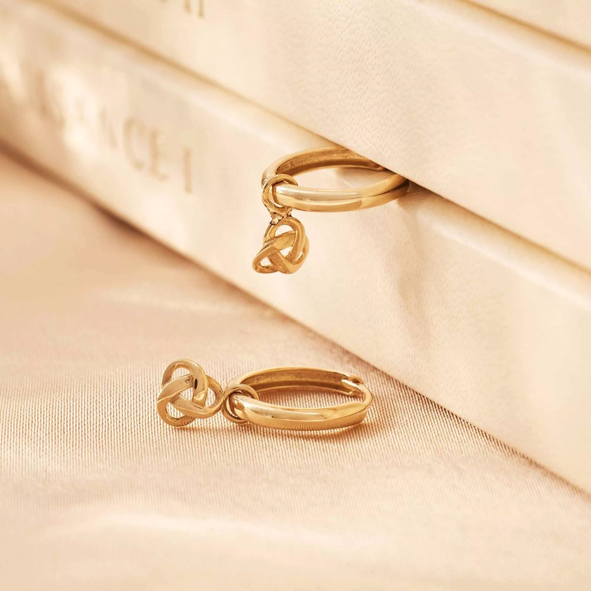 Goldene Creolen mit Knoten-Anhänger