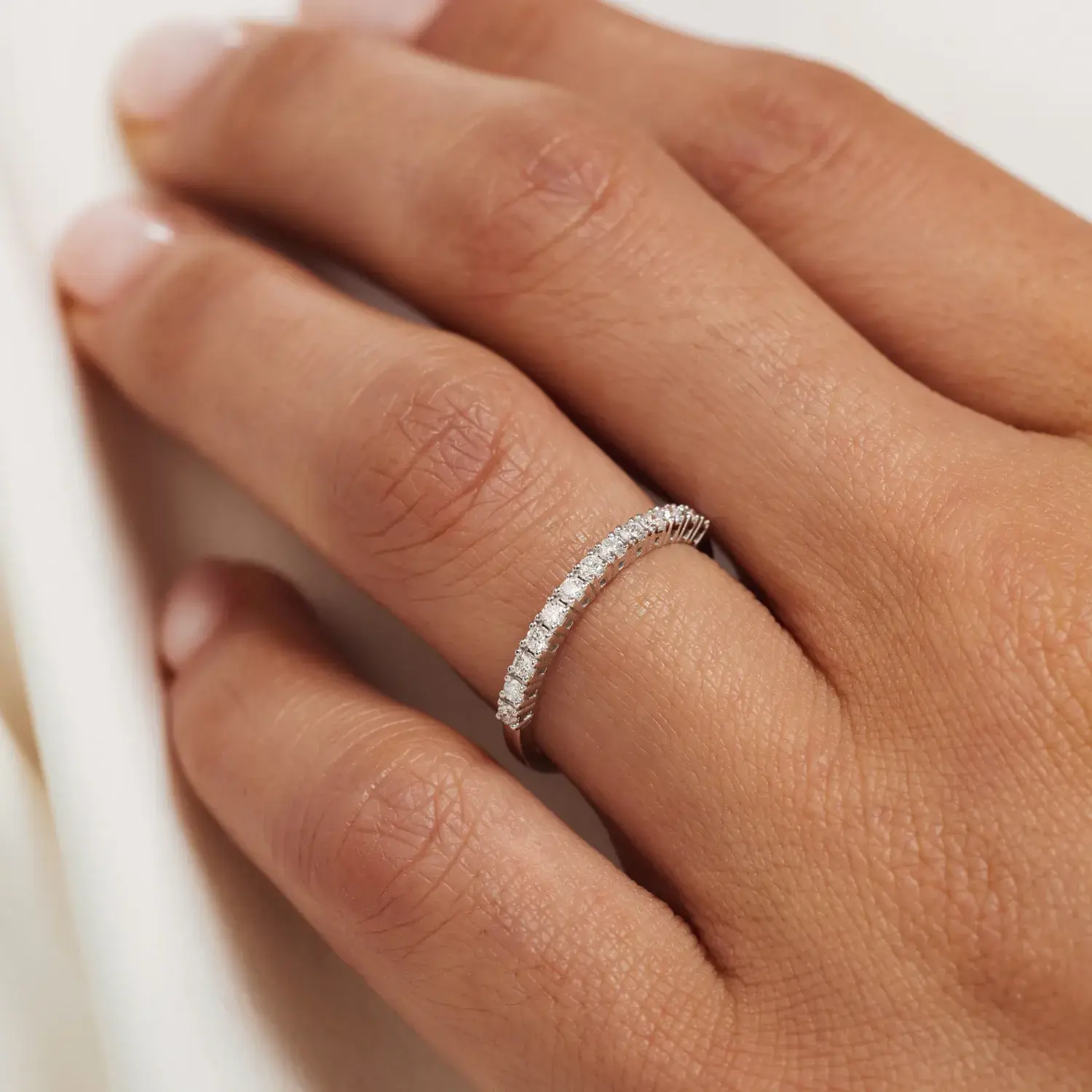 Feiner Ring mit Diamanten