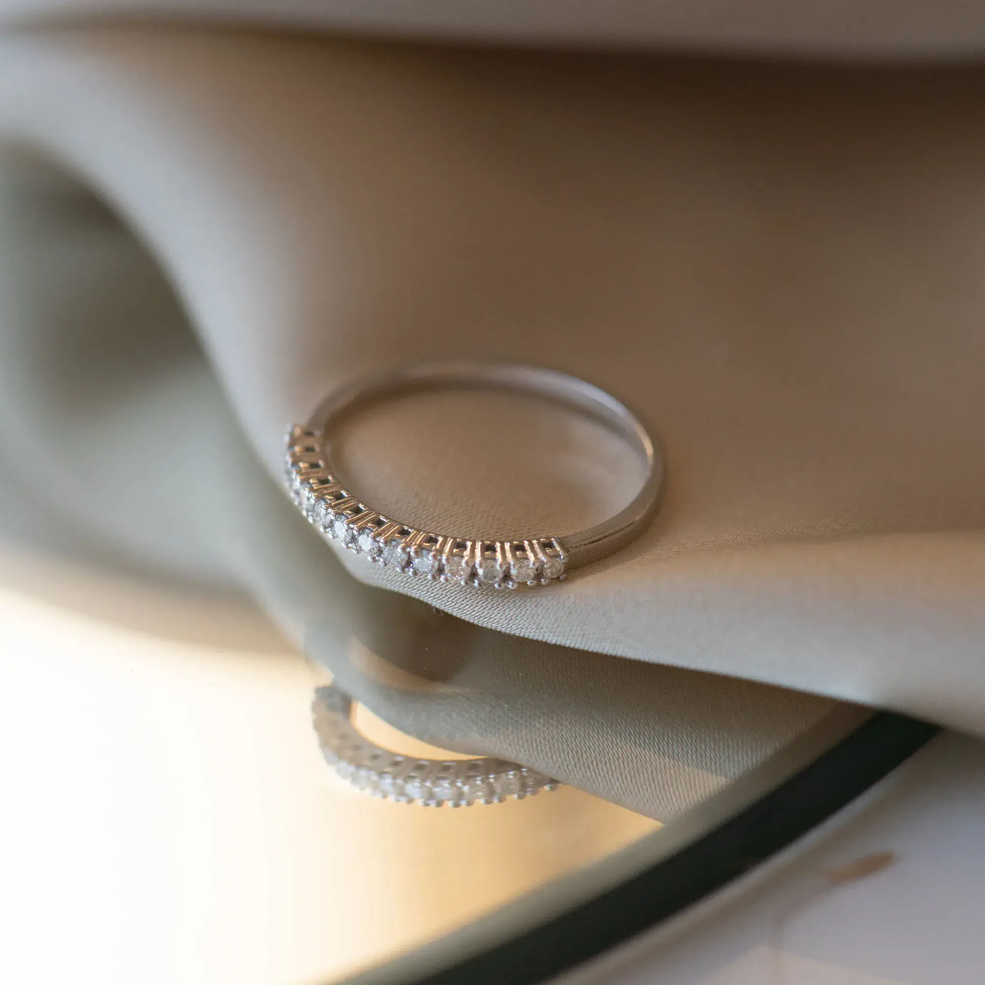 Feiner Ring mit Diamanten