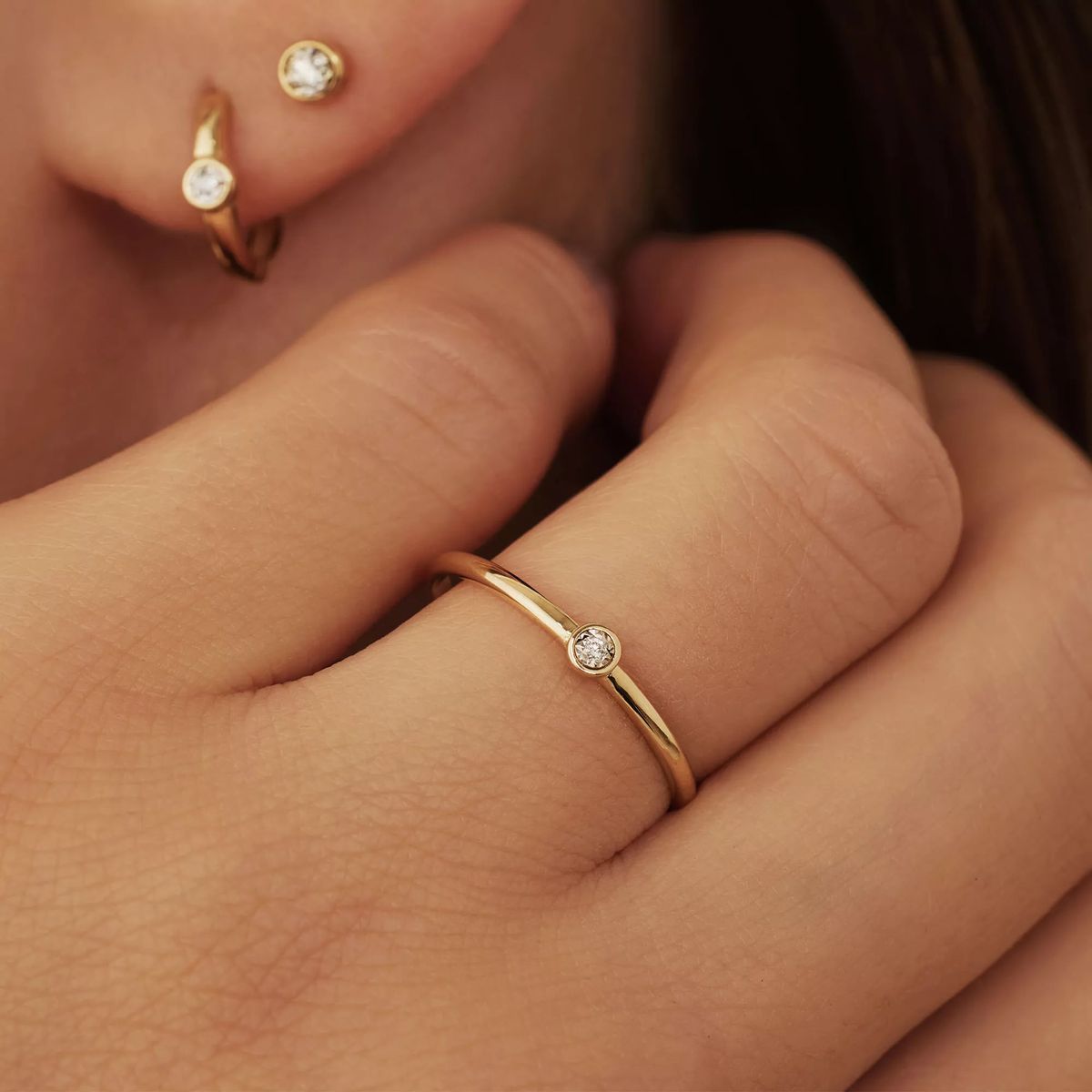 Zarter Goldring mit Diamant