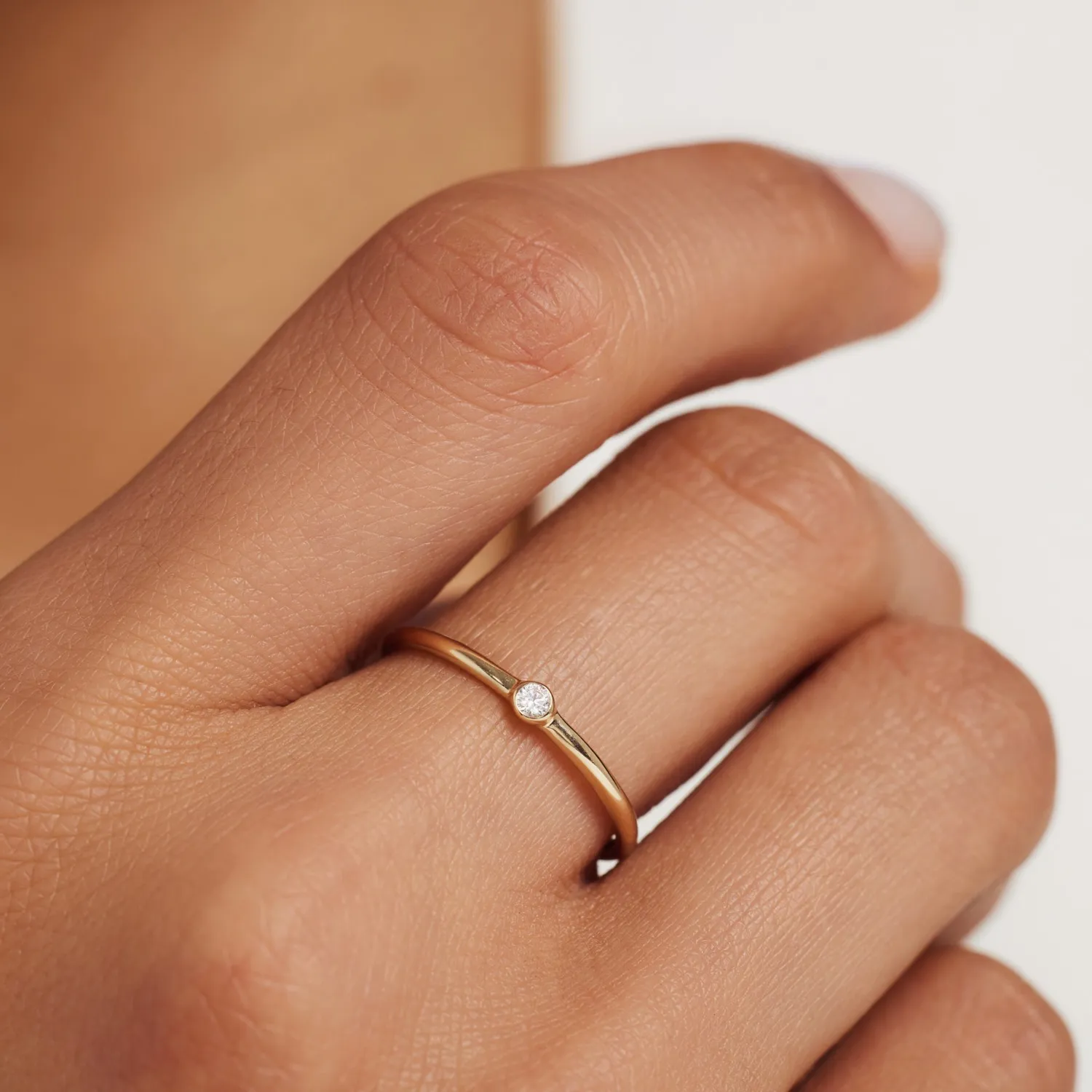 Zarter Goldring mit Diamant