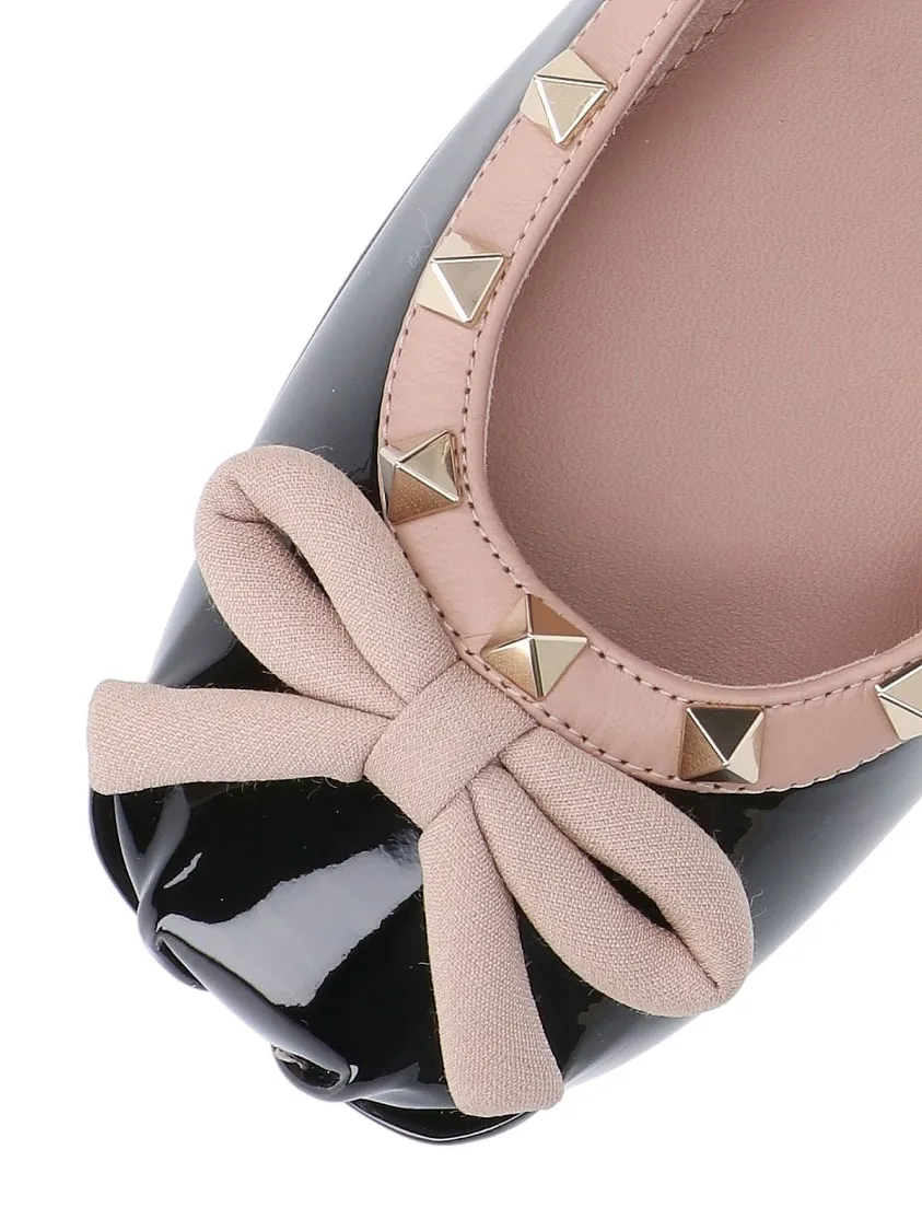 Ballerinas aus Lackleder mit Schleife