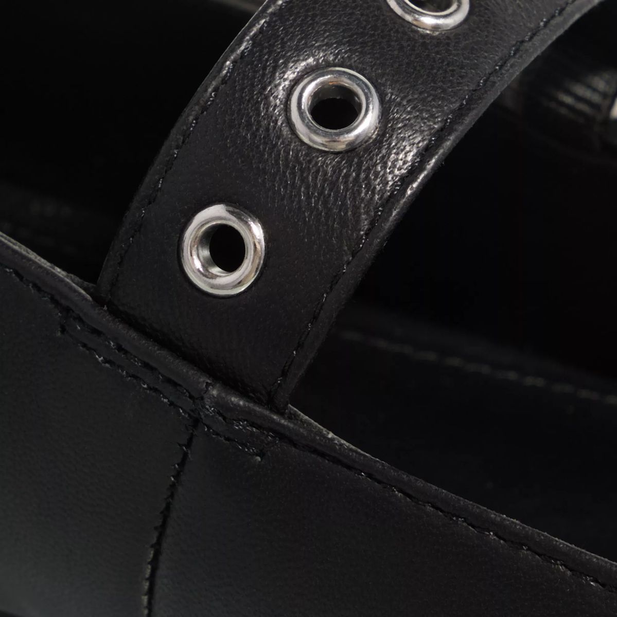 Schwarze Ballerinas mit Knöchelriemen