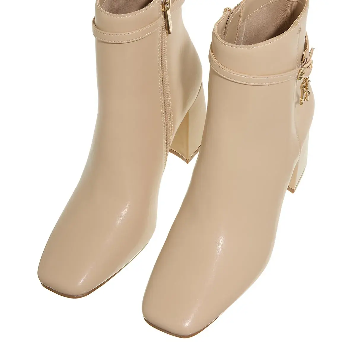 Moderner, hochhackiger Knöchel-Stiefel mit eckiger Spitze