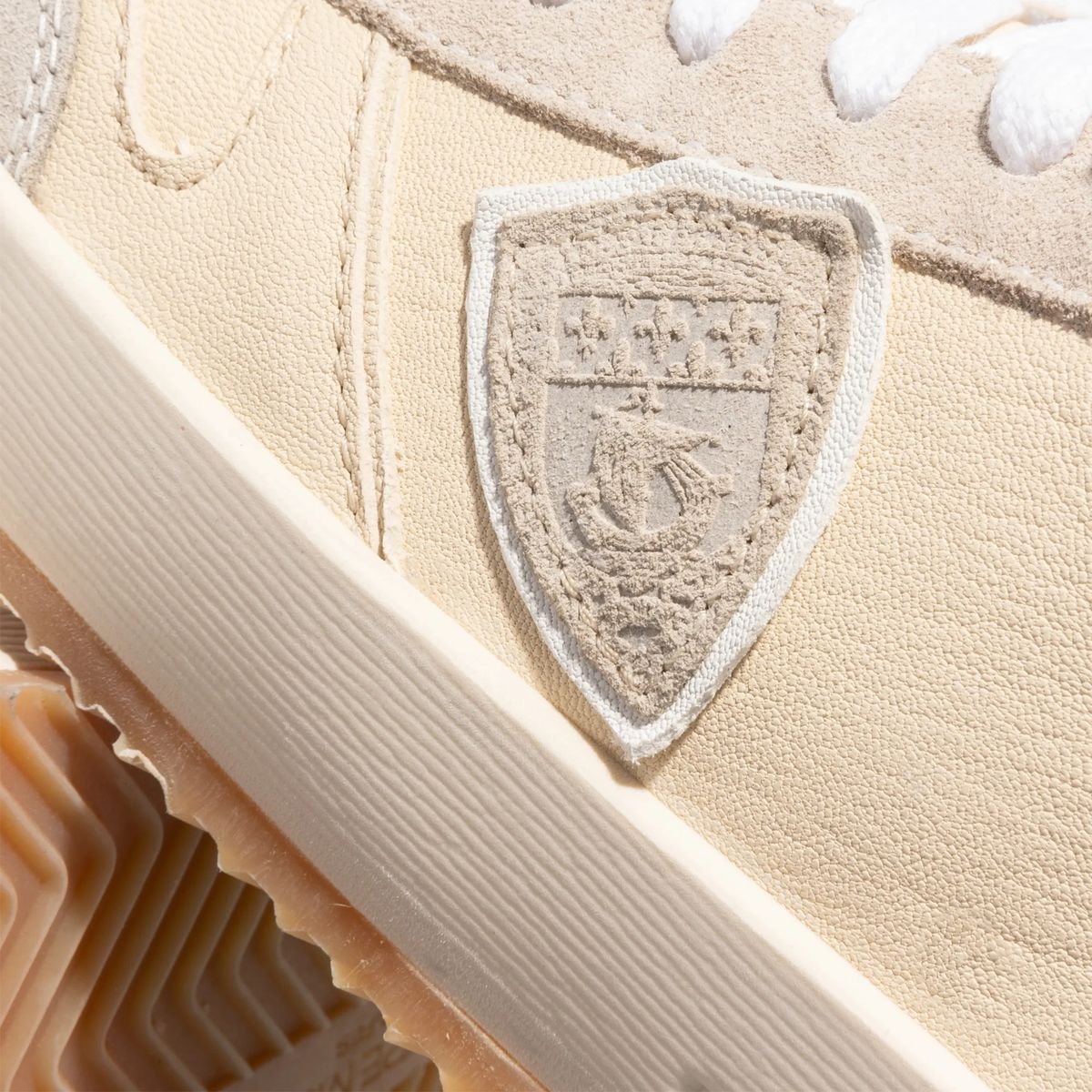 Low-Top Sneaker aus Leder und Wildleder