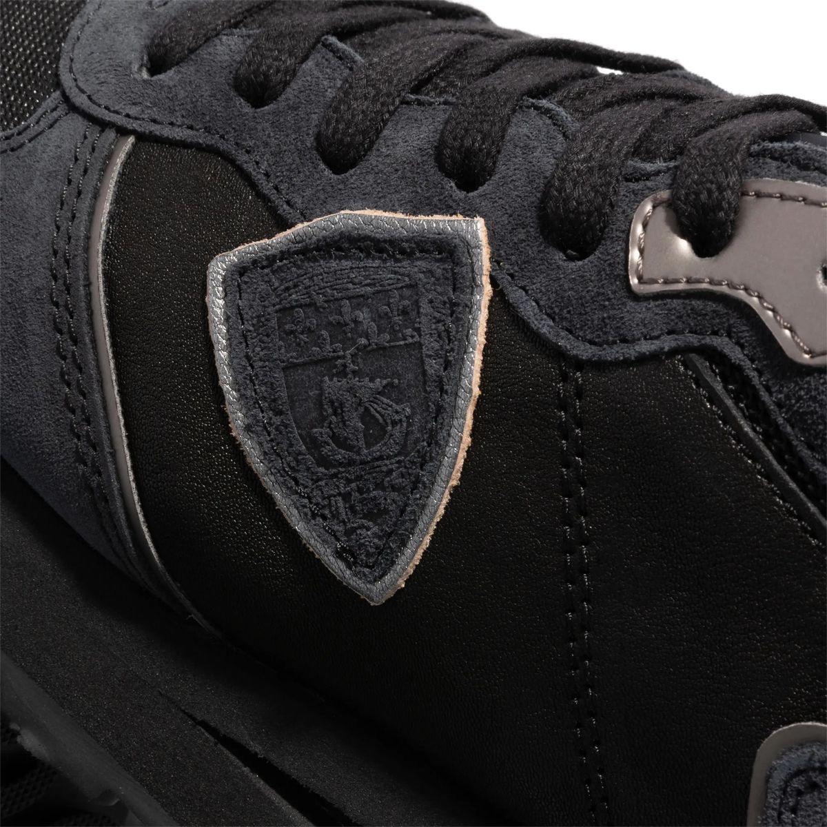 Schwarzer Wildleder- und Leder-Laufschuh