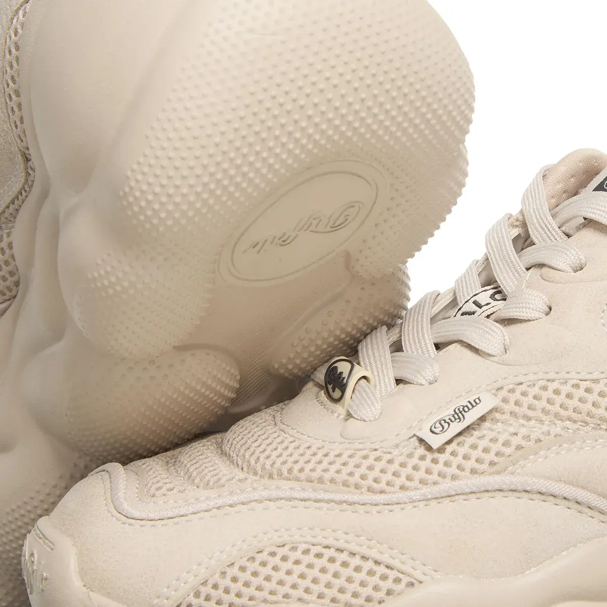 Klobige Plateausneakers mit Mesh-Details