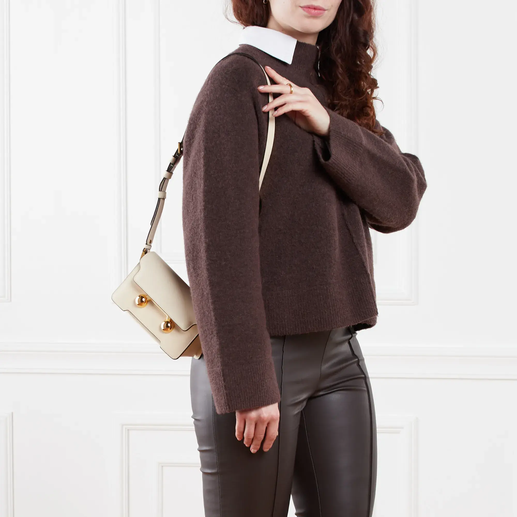 Minimalistische Schultertasche aus Leder mit Akzenten