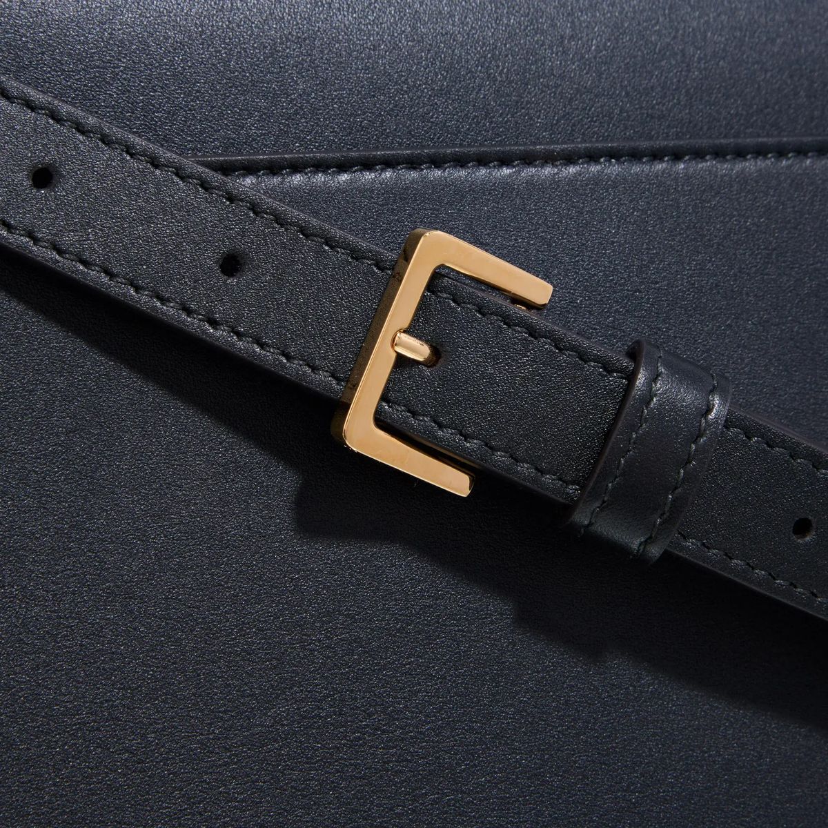Strukturierte Schultertasche aus Leder mit Beschlägen
