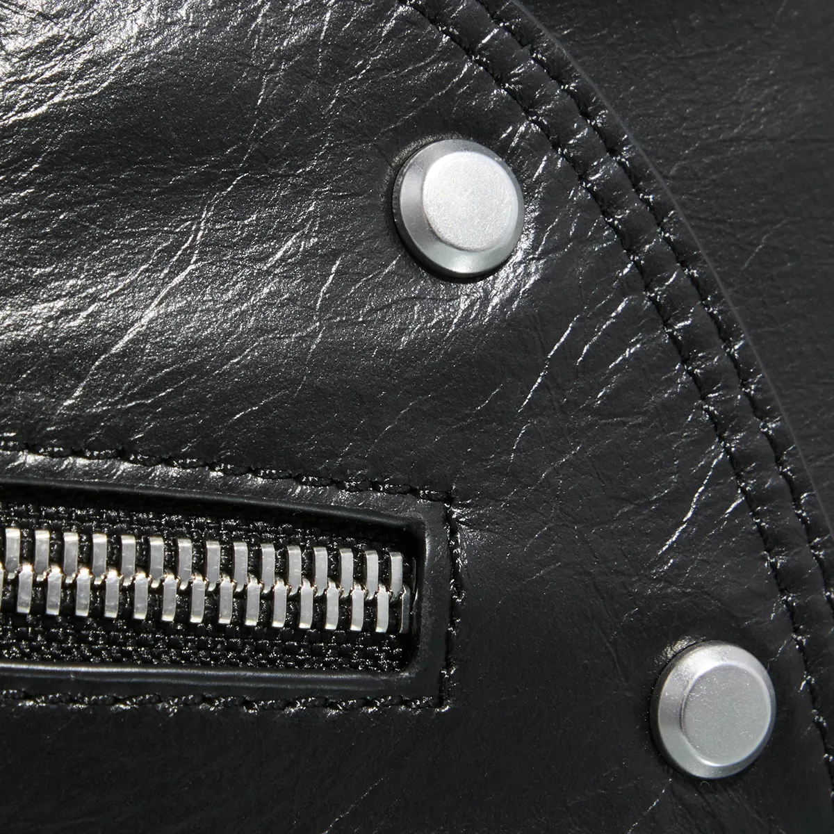 Ausgefallene Leder-Bauchtasche mit Nieten