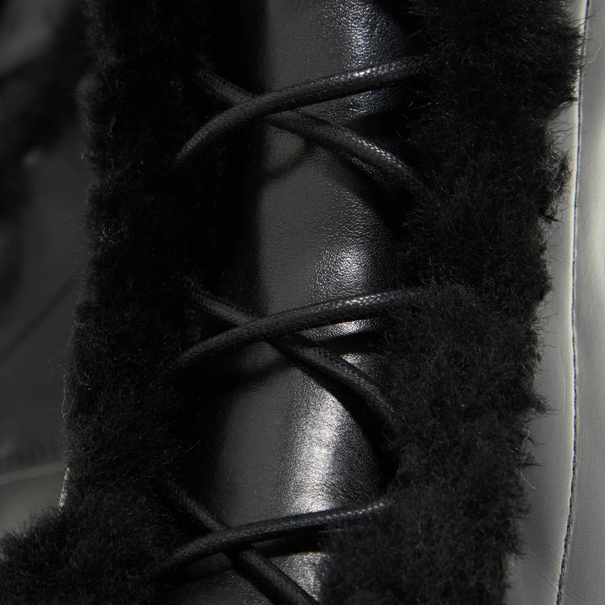 Schwarze Leder-Stiefeletten mit Fell