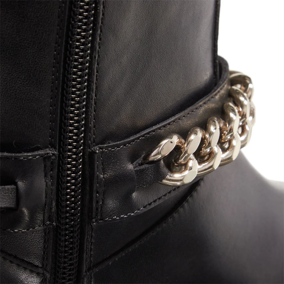 Klobige, mittelhohe Stiefel mit Kettenakzent