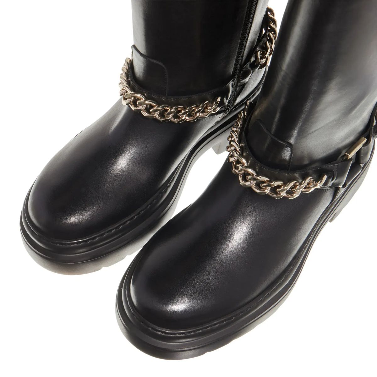 Klobige, mittelhohe Stiefel mit Kettenakzent
