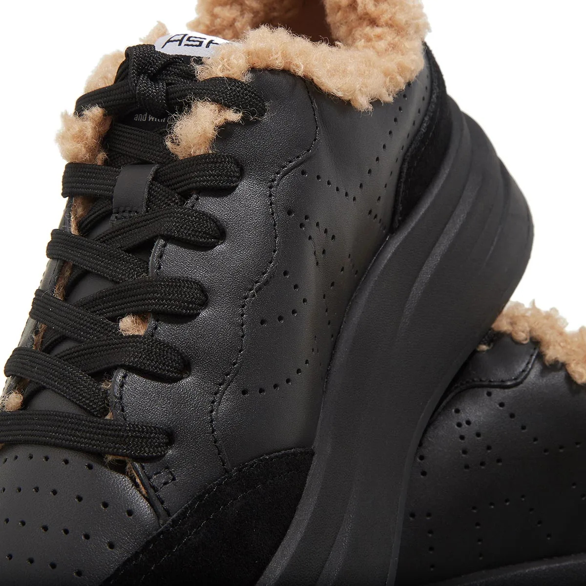 Schwarze Plateausneakers mit Kunstfell