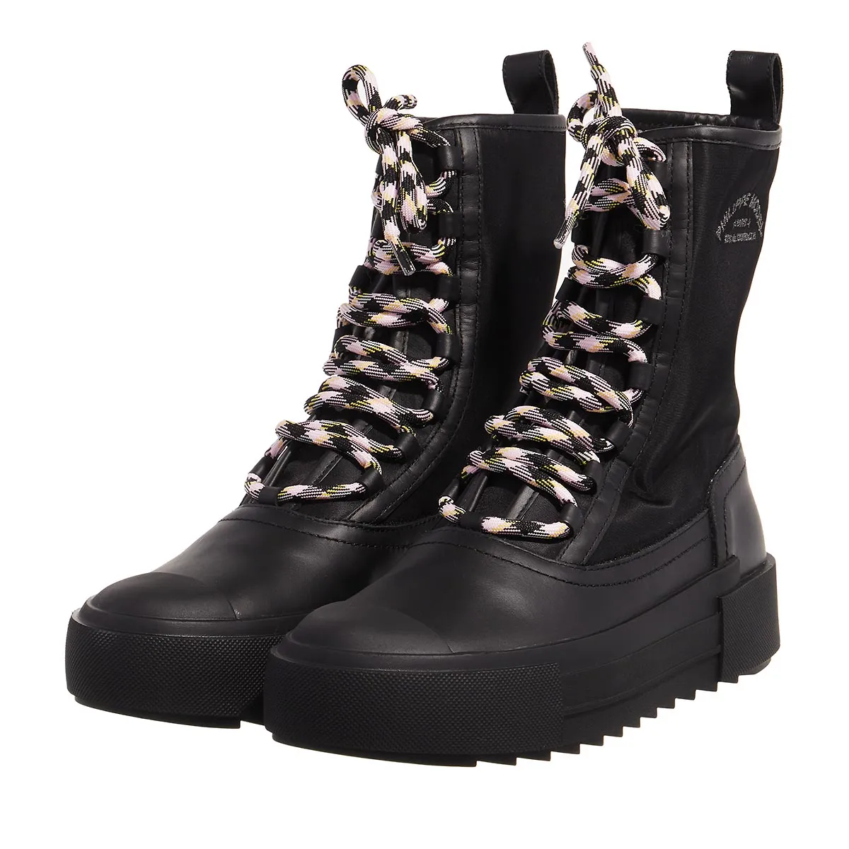 Schwarze Schnürstiefel mit Plateausohle