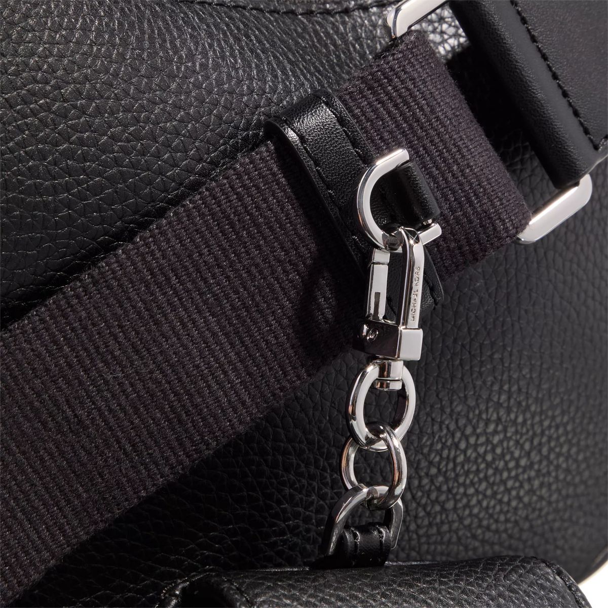 Crossbody-Tasche aus strukturiertem Leder mit Riemen