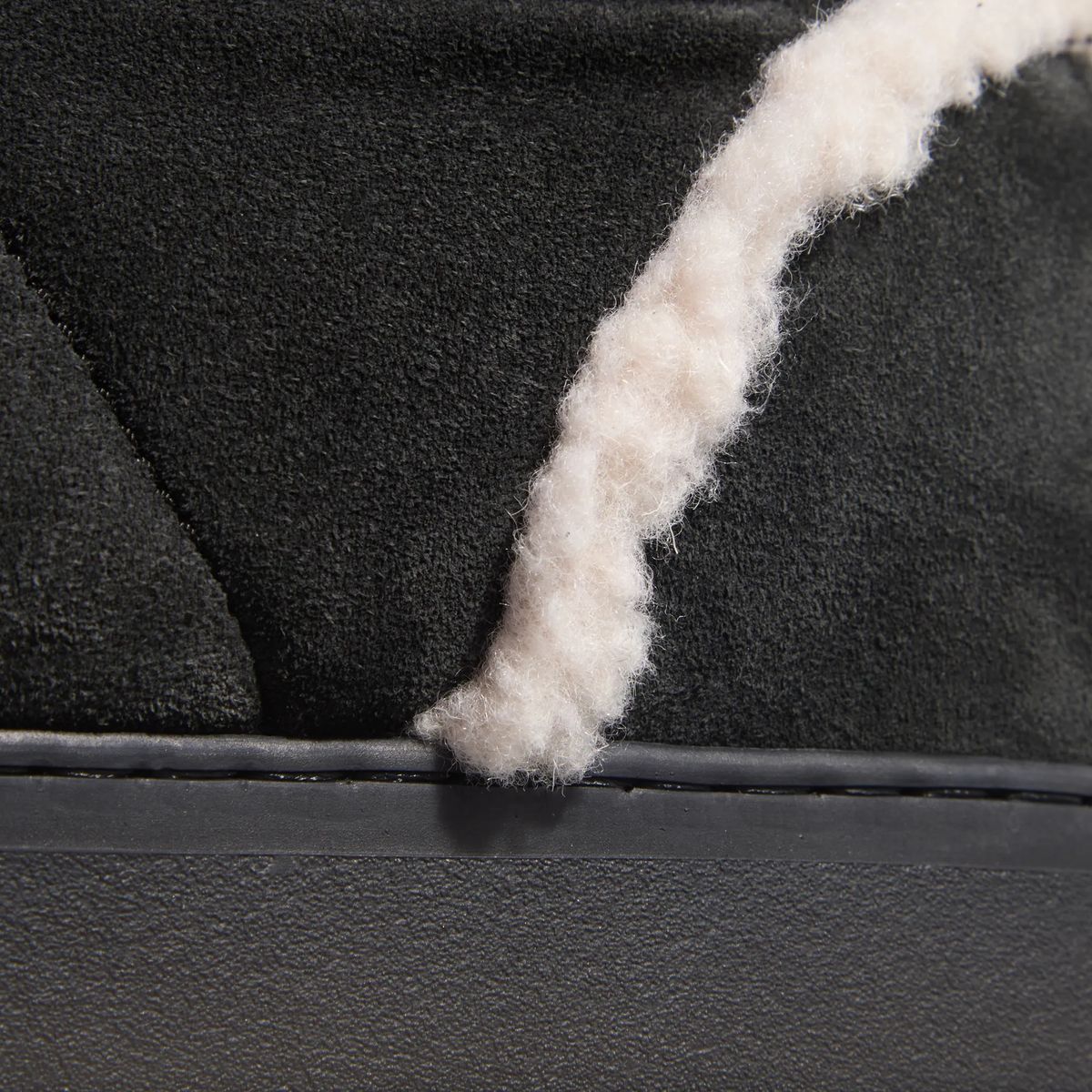 Schwarze Winterstiefel mit Shearling-Besatz