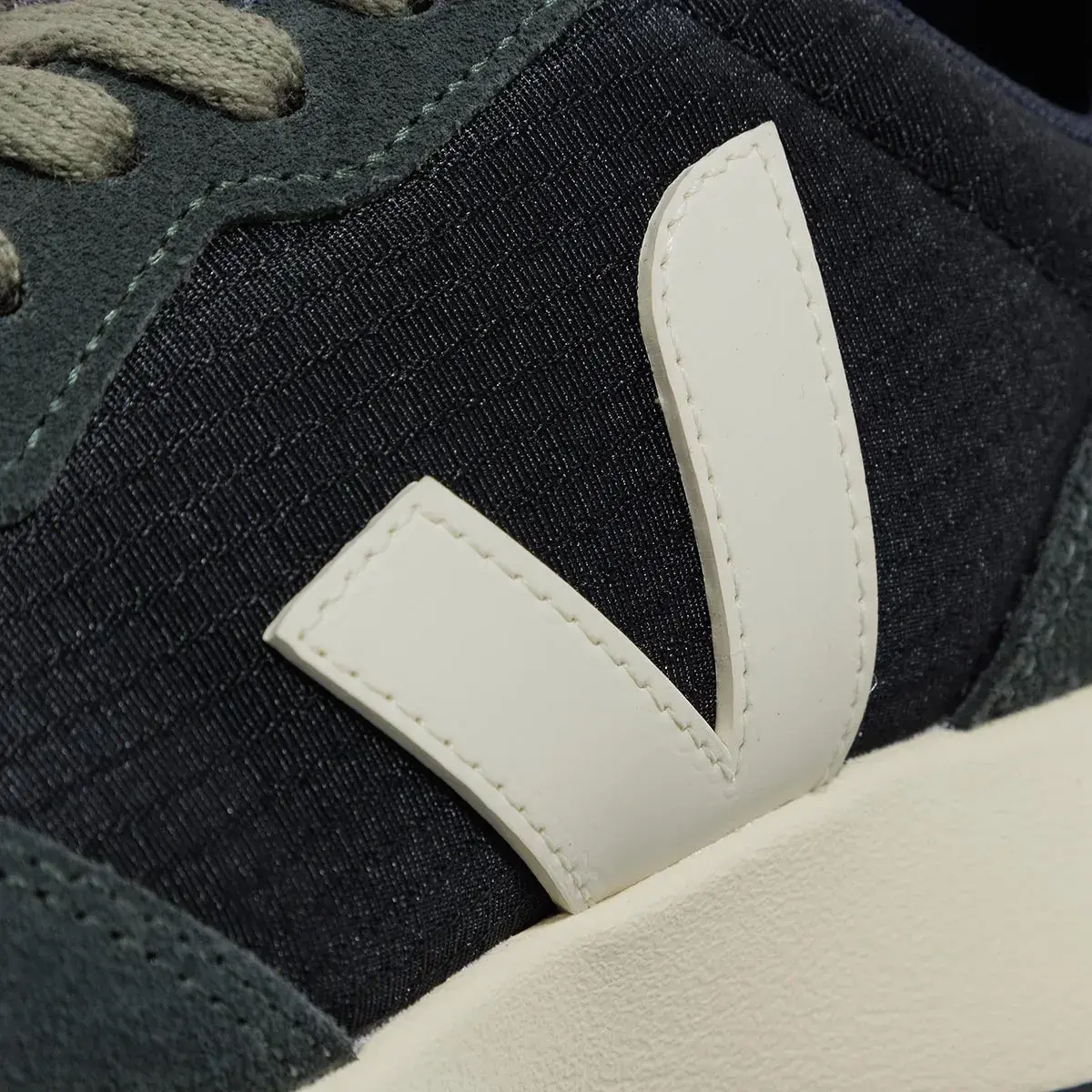 Retro-Laufschuh mit Logo-Detail