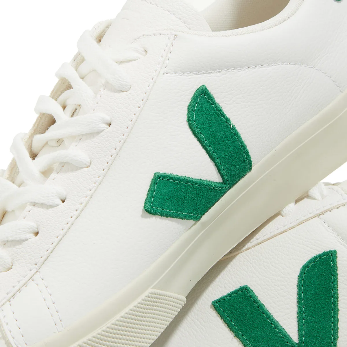 Minimalistischer weißer Ledersneaker