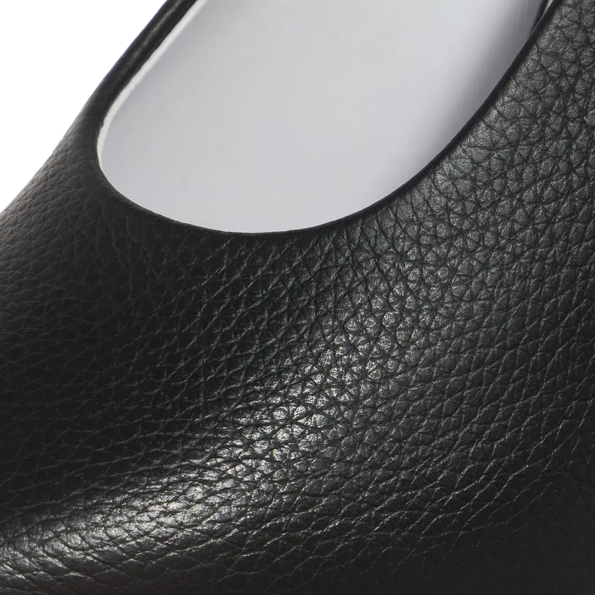 Klassische schwarze Pumps mit spitzer Spitze