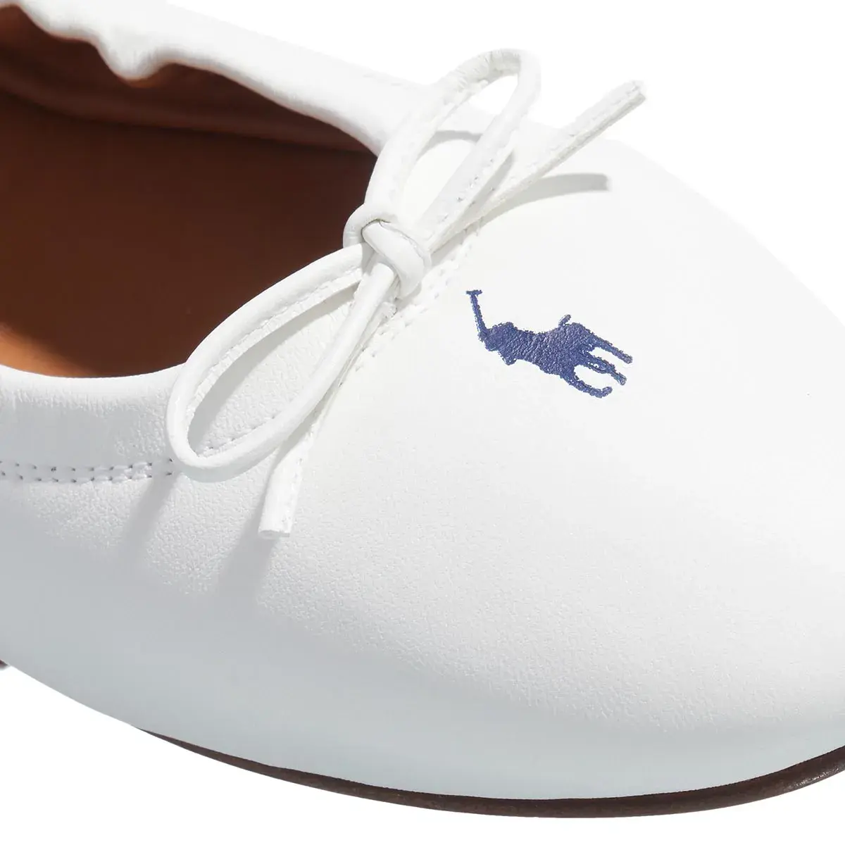 Weiße Ballerinas aus Leder mit Schleife