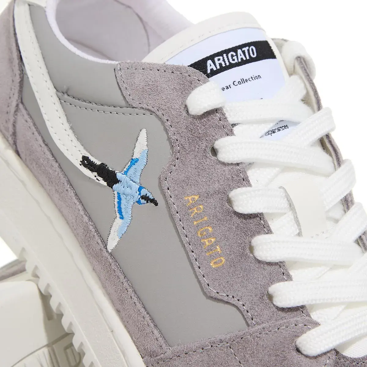 Grauer Wildleder- und Leder-Sneaker