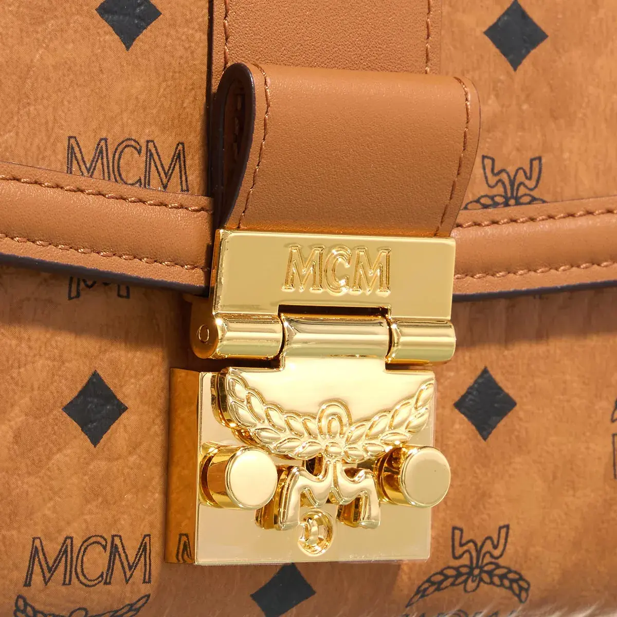 MCM Tracy Brieftasche an Kette