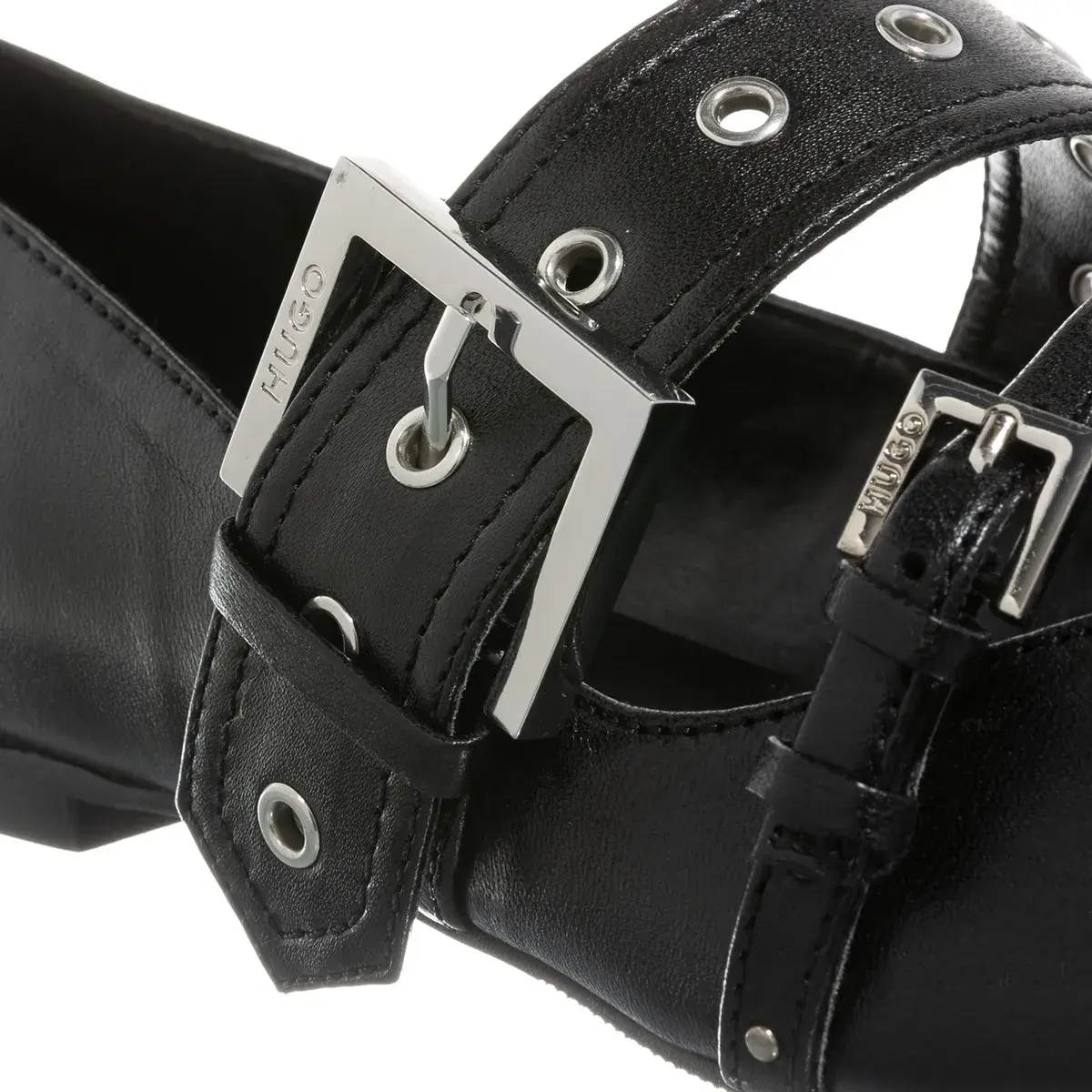 Ballerinas aus Leder mit spitzer Schnalle