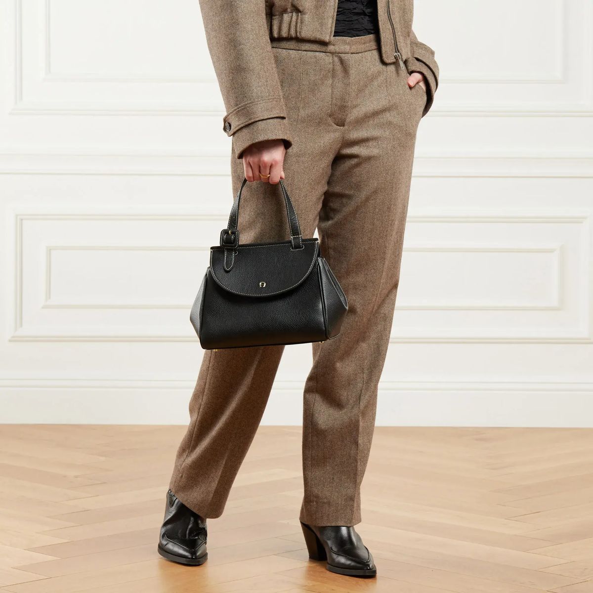 Strukturierte Handtasche mit Ledergriff