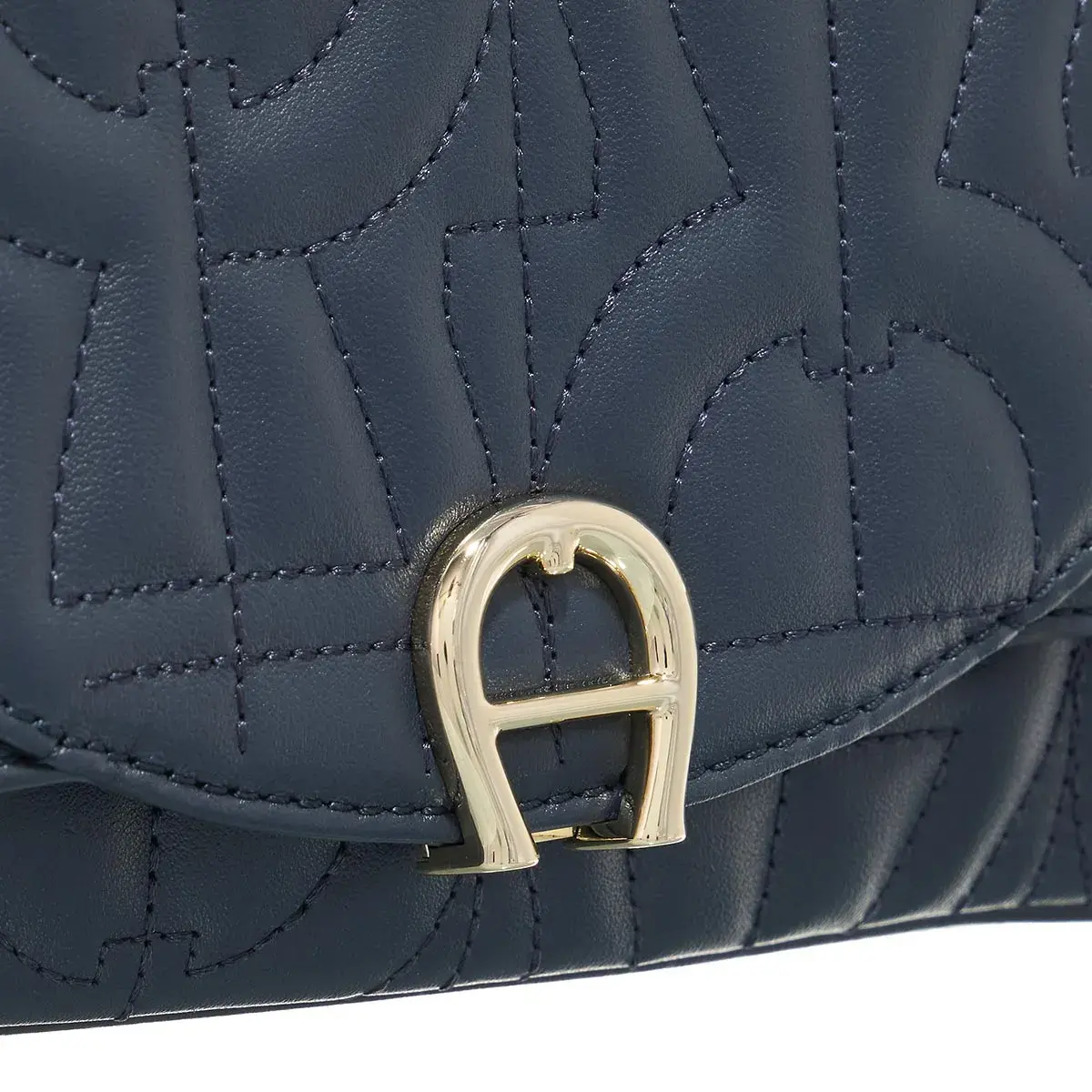 Gesteppte Ledertasche mit Kette