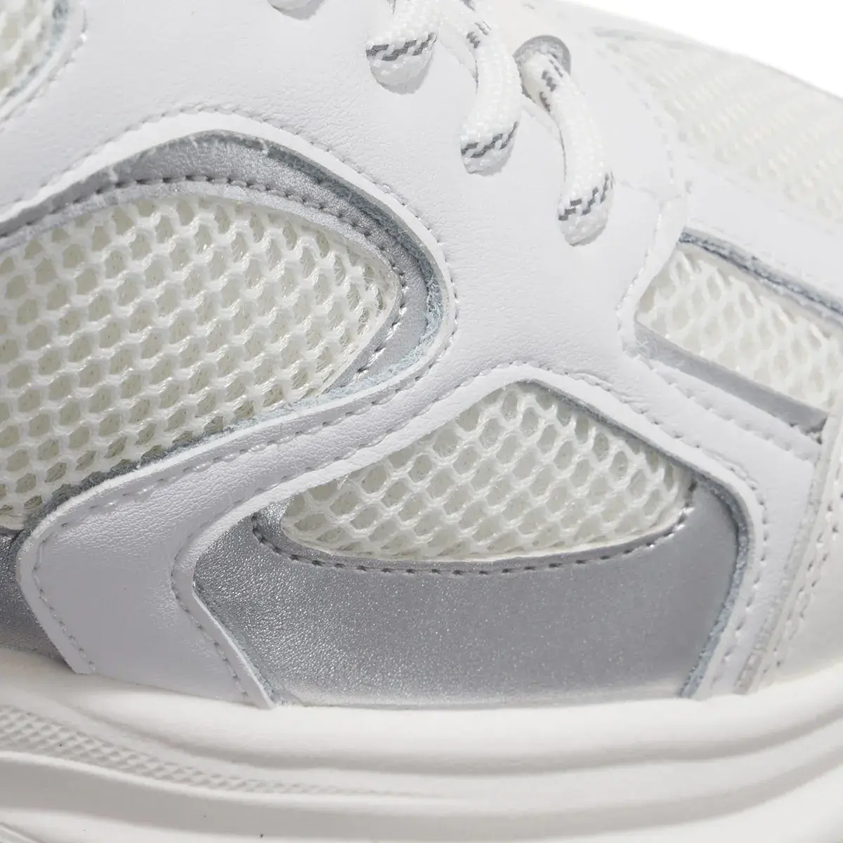 Sportliche weiße Mesh-Sneaker