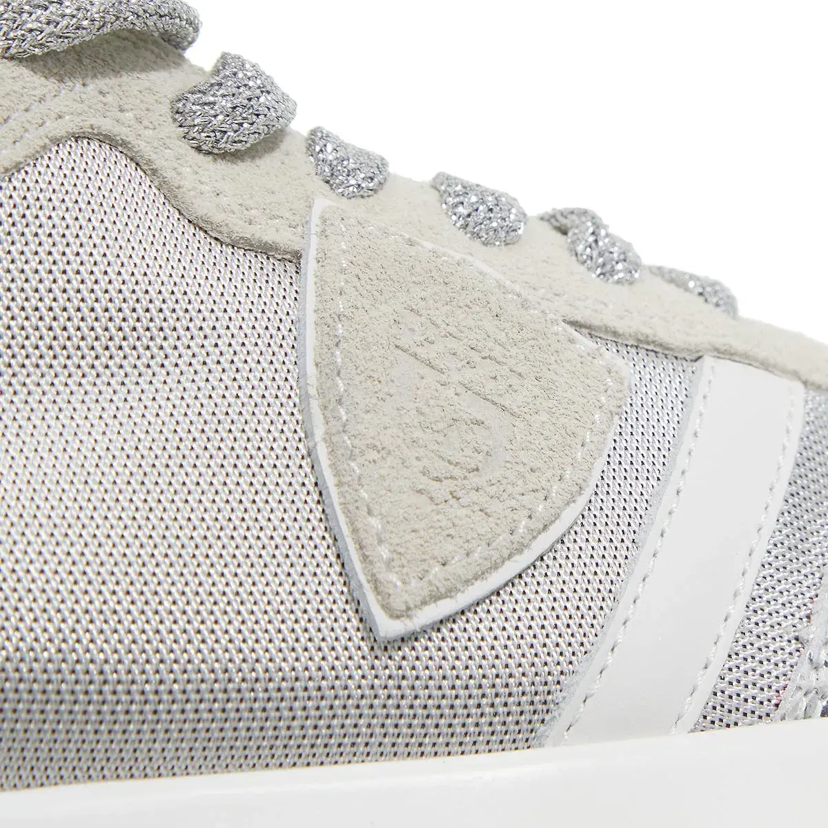 Silberne Mesh- und Wildleder-Sneakers
