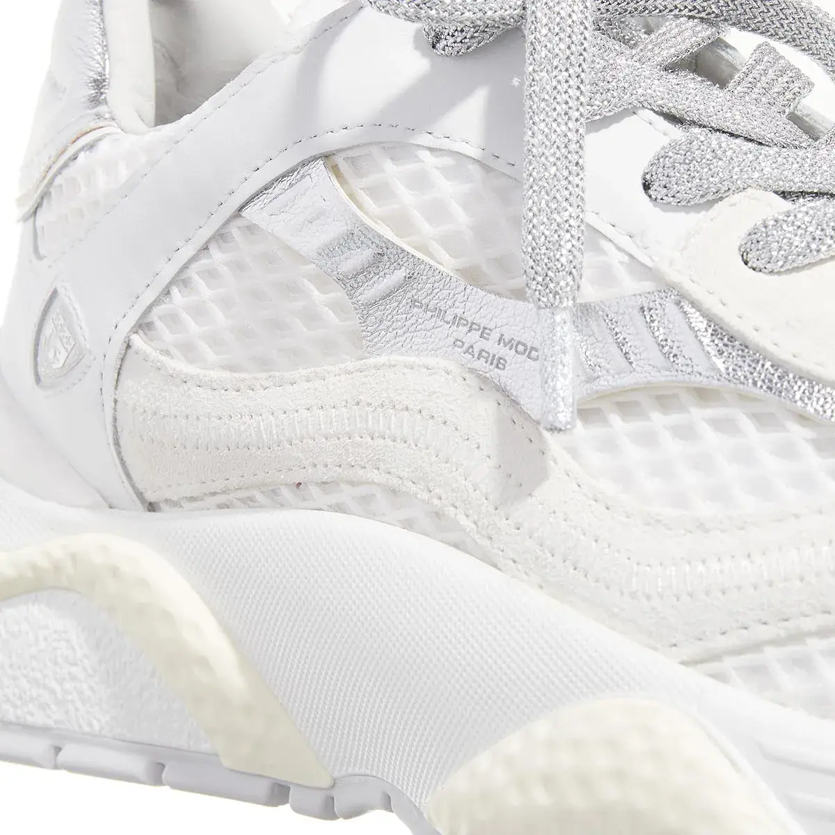 Moderne Sneaker aus Mesh und Leder