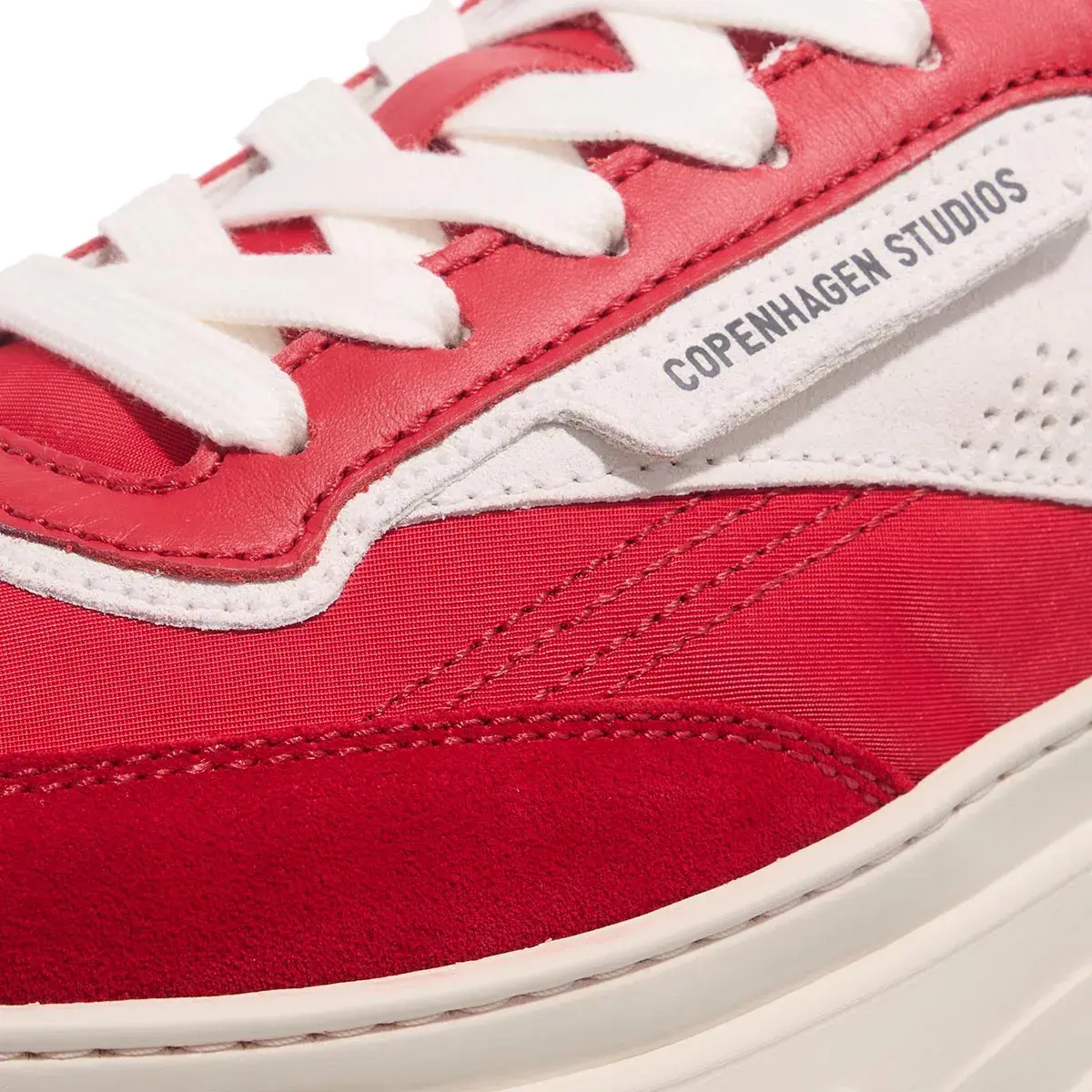 Moderne rote Plateau-Sneakers