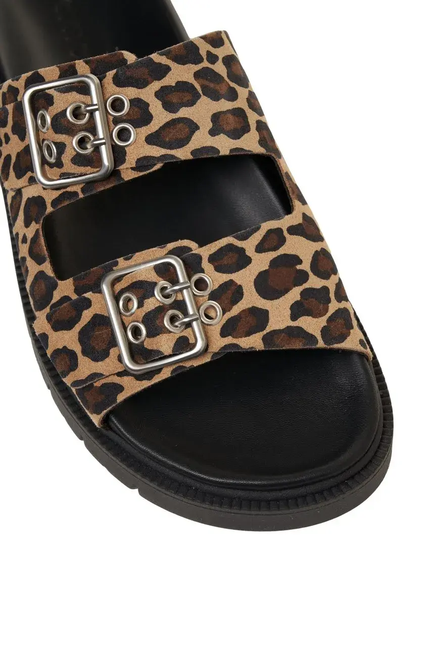 Sandalen mit Leopardenmuster und Schnallen