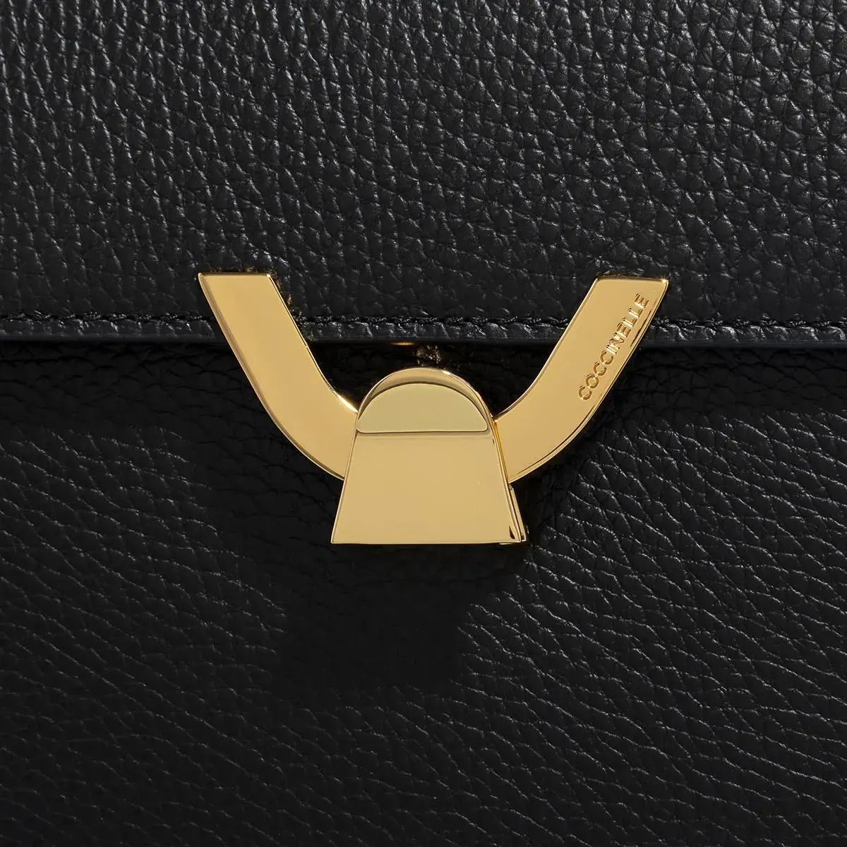 Strukturierte Schultertasche aus Leder