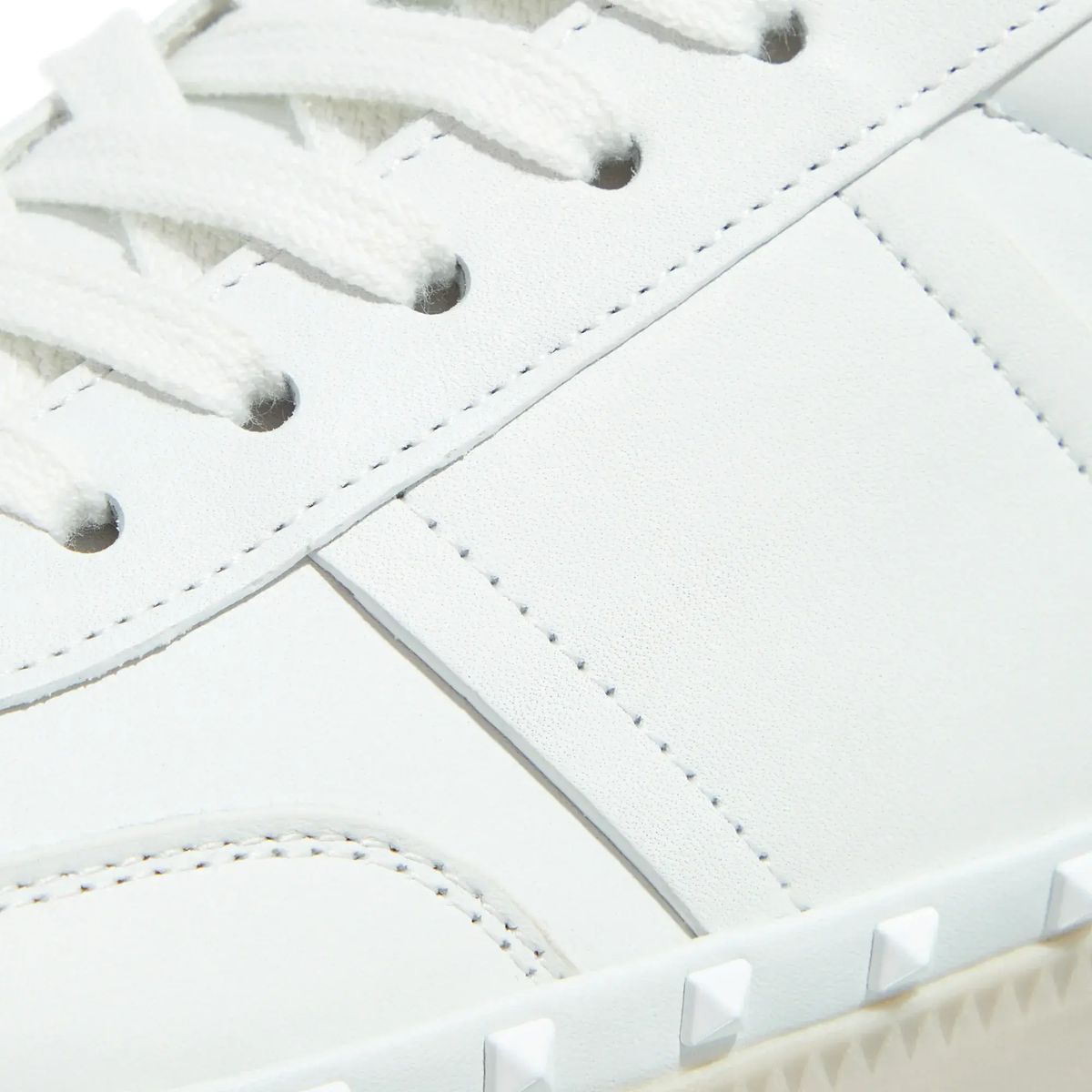 Weißer Leder Low-Top Sneaker mit Nieten