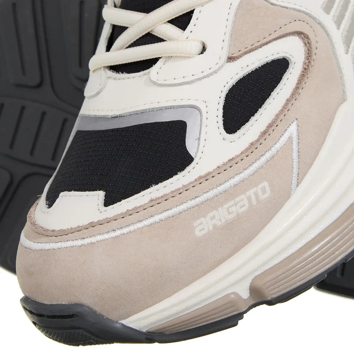 Sneaker mit klobiger Sohle in neutralen Tönen