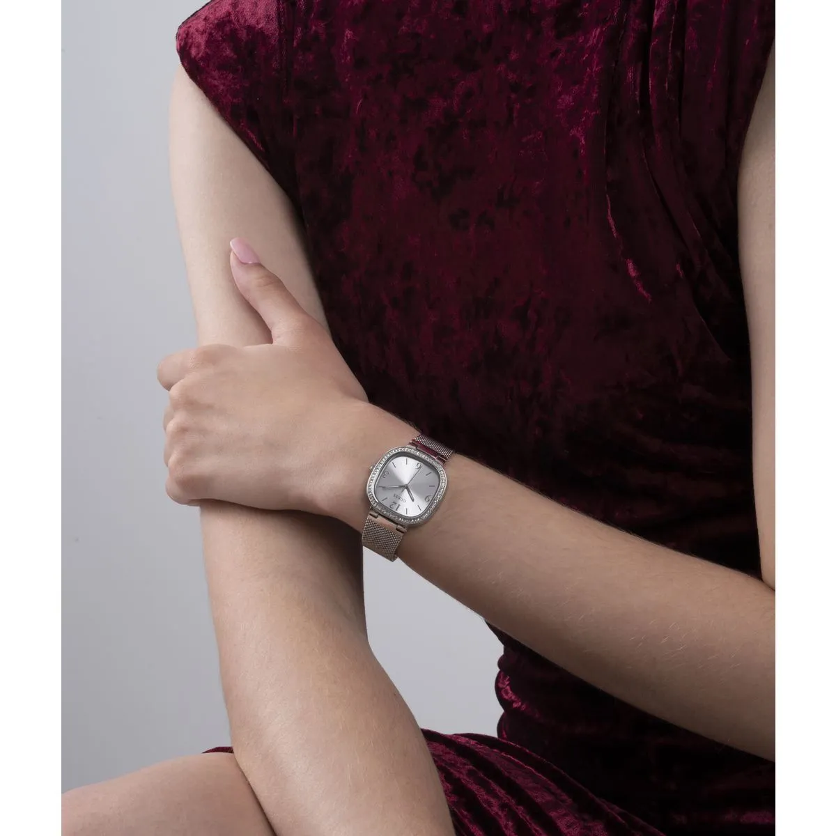 Elegante silberfarbene Mesh-Armbanduhr