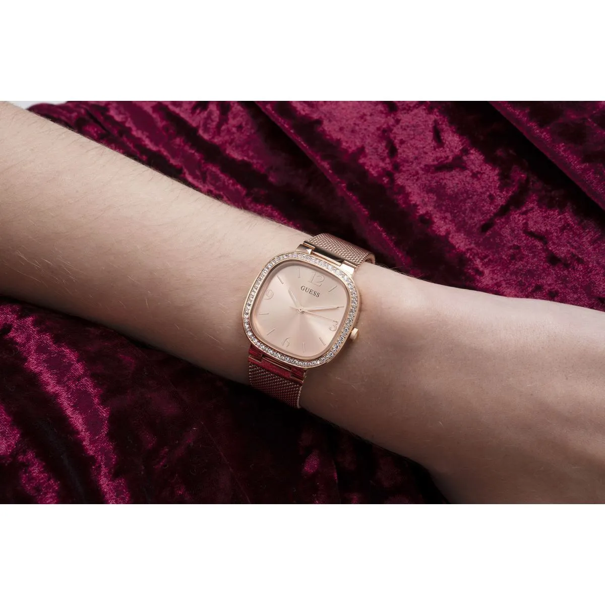 Roségoldfarbene, quadratische Uhr
