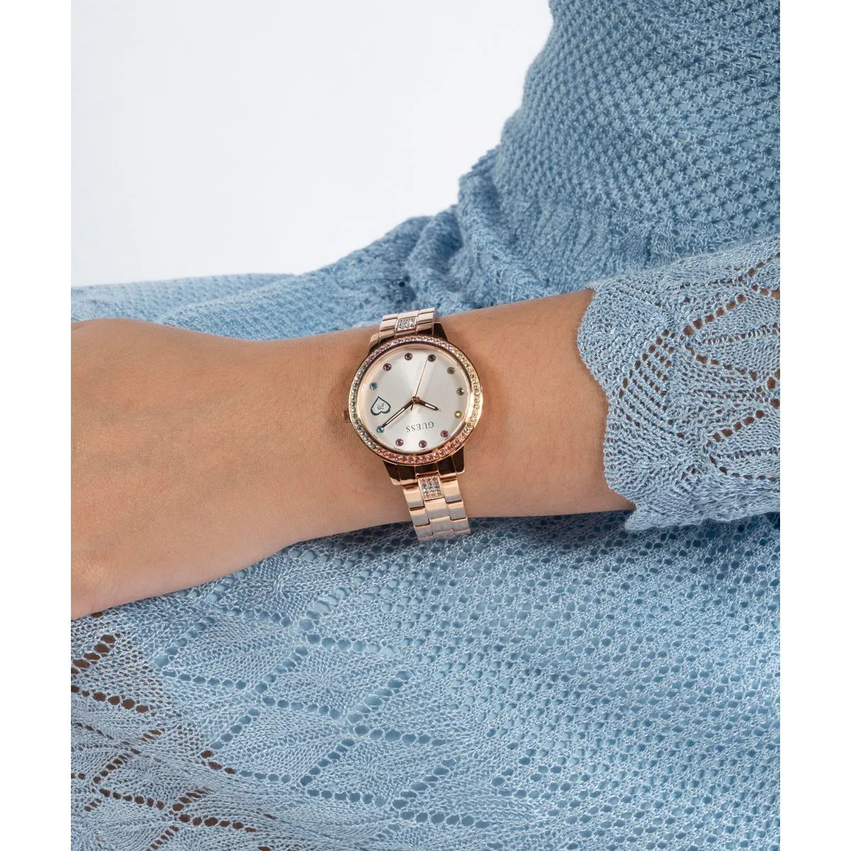 Roségoldene Uhr mit Kristallakzenten