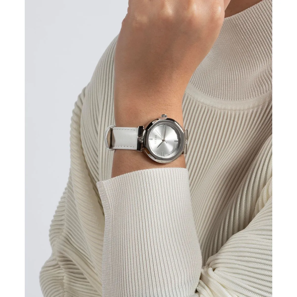 Silberfarbene Uhr mit weißem Armband