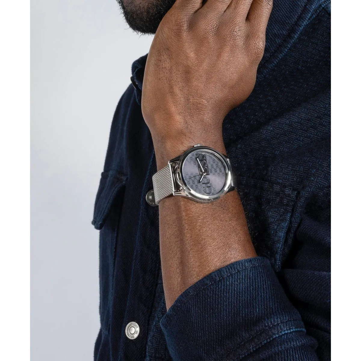 Silberfarbene Uhr mit Mesh-Armband