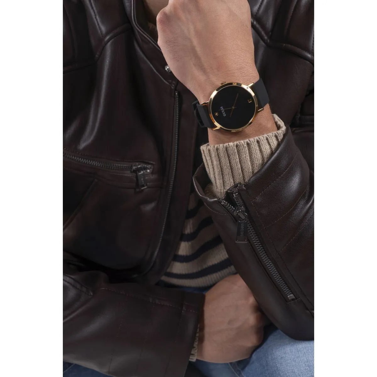 Goldfarbene Uhr mit schwarzem Zifferblatt und Silikonarmband