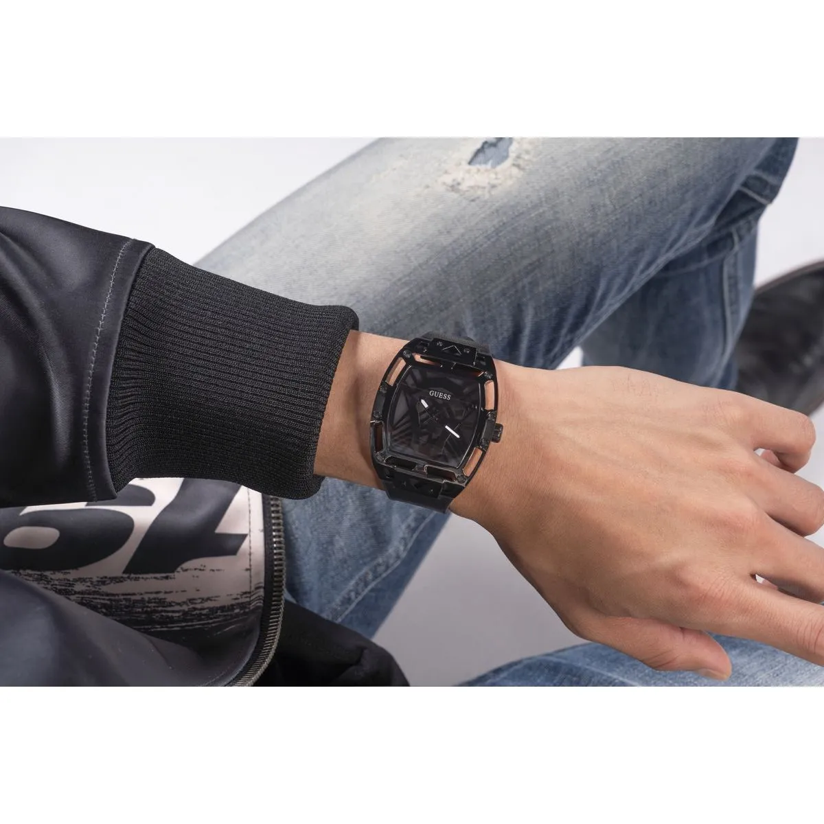 Moderne schwarze Skelett-Zifferblatt-Uhr