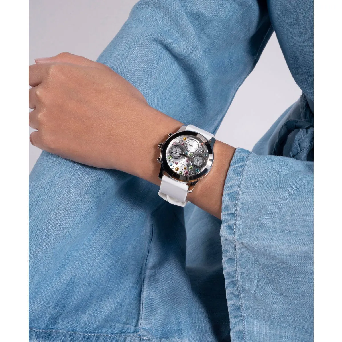 Multifunktionsuhr mit Kristallakzenten und weißem Armband