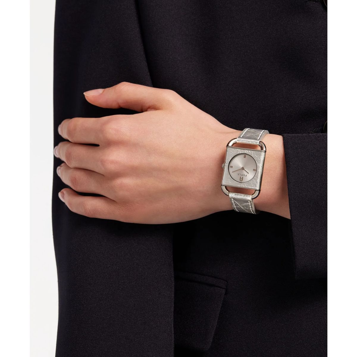 Silberfarbene Uhr mit Lederarmband
