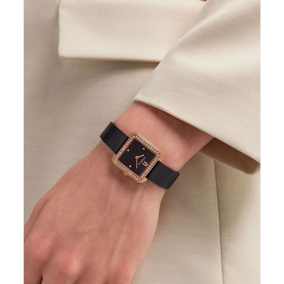 Quadratische schwarze Lederuhr mit Kristallen