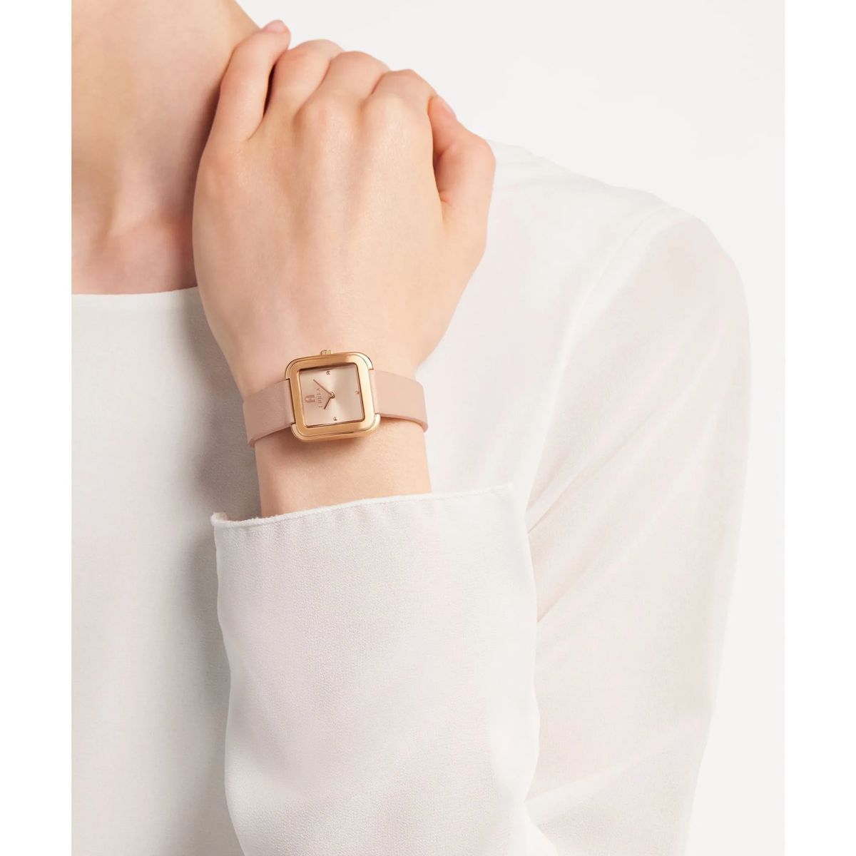 Blushfarbene Lederuhr mit roségoldenem Gehäuse
