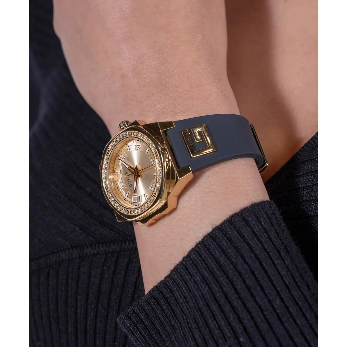 Goldfarbene Damenuhr mit schwarzem Armband